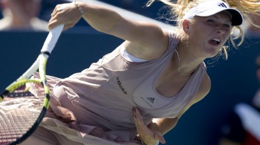 Caroline Wozniacki Shows Her Cameltoe on an Overhand Serve