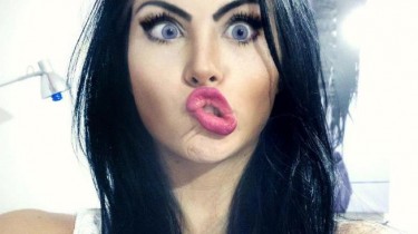 Here's a Classic Selfie of Claudia Alende