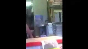 dominos pizza worker curses at customer